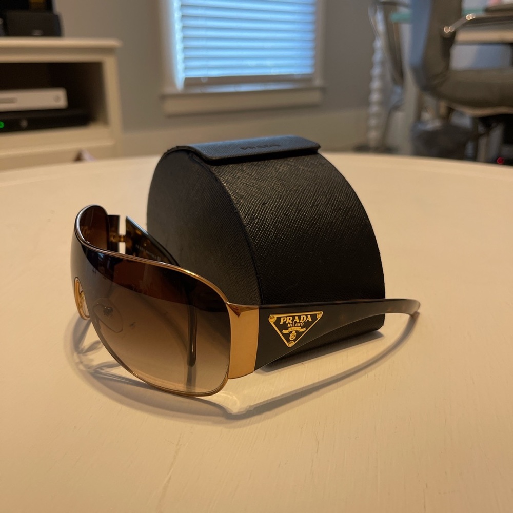 Prada sunglasses !
Model: spr 57L 7OE-6S1 120 3N (as shown in the picture)
